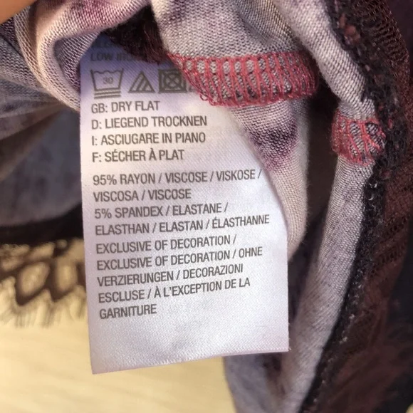 LOGO by Lori Goldstein Printed Swing Top with Lace at Hem 1X - Picture 6 of 9